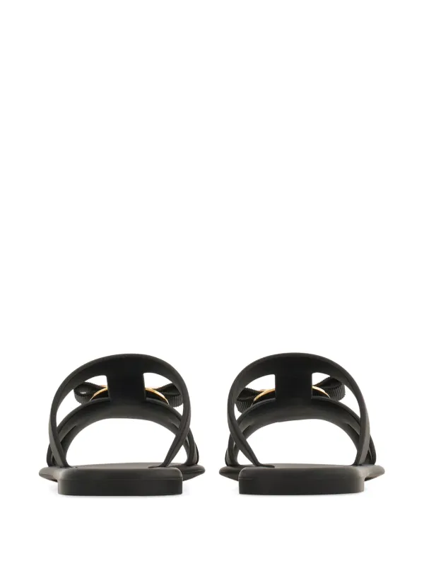 【送料&関税込】Ferragamo New Vara Flat Sandals Ferragamo New Vara Plate Sandals | Black | FARFETCH