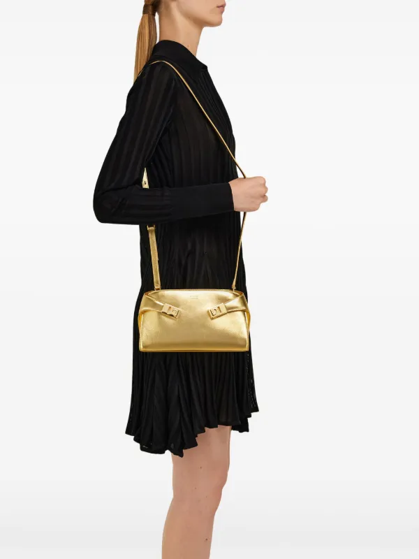 【新品・未使用】FERRAGAMO ミニバッグ / ショルダーバッグ ゴールド Ferragamo Hug ショルダーバッグ ミニ | ゴールドトーン | FARFETCH JP