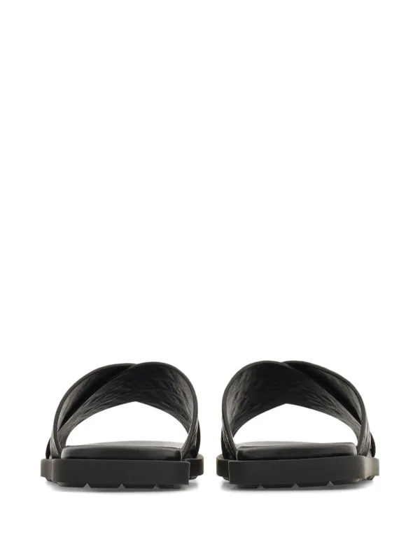 【関税込み】Ferragamo ブラック Ferragamo モノグラム サンダル Ferragamo モノグラム サンダル | ブラック | FARFETCH JP