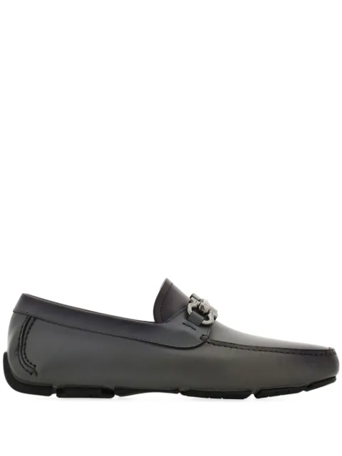 Ferragamo mocasines con placa de Gancini