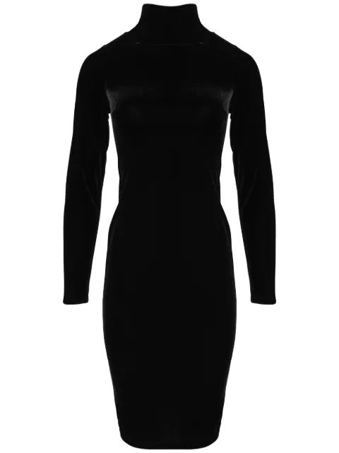 Amir Slama vestido con cuello alto
