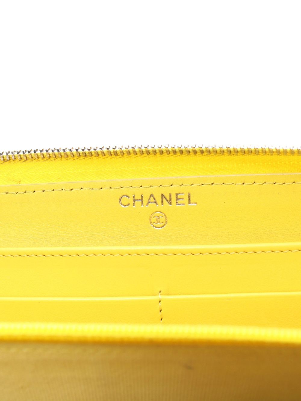 CHANEL 2021 diamond-quilted wallet Women