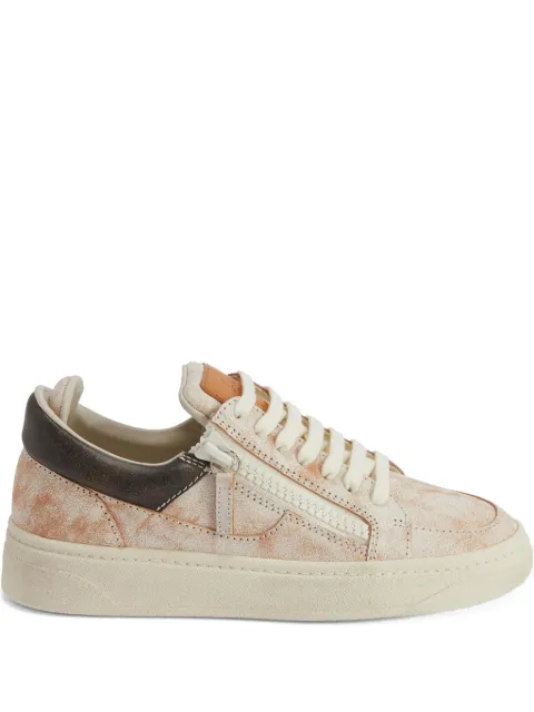 Giuseppe Zanotti tenis con detalle de cierre