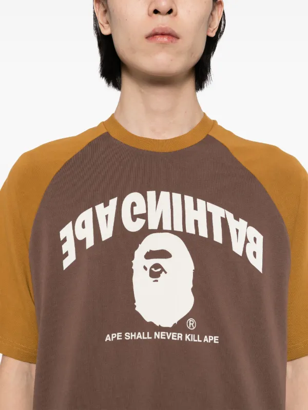 A BATHING APE® College Tシャツ | ブラウン | FARFETCH JP A BATHING APE® College Tシャツ | ブラウン | FARFETCH JP