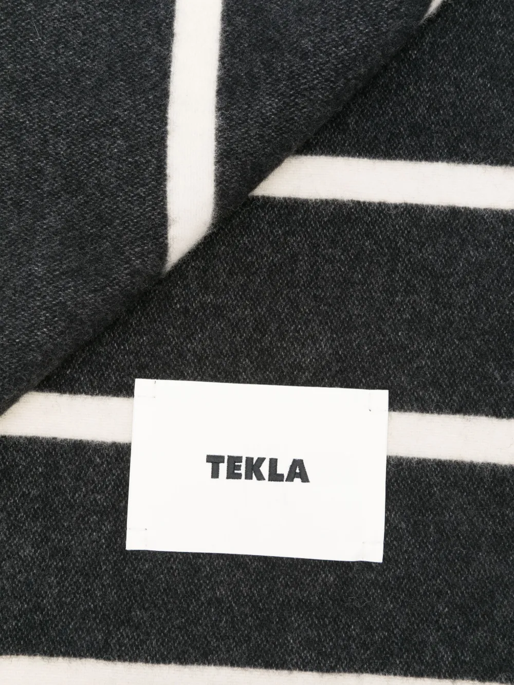 TEKLA Gestreepte deken (130 cm x 180 cm) - Zwart
