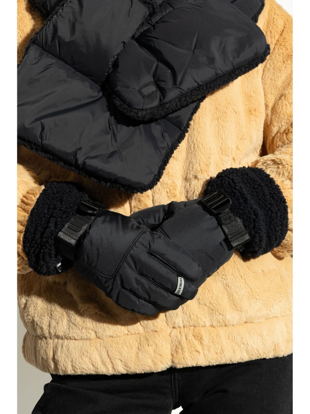 UGG faux-fur trim gloves - Zwart