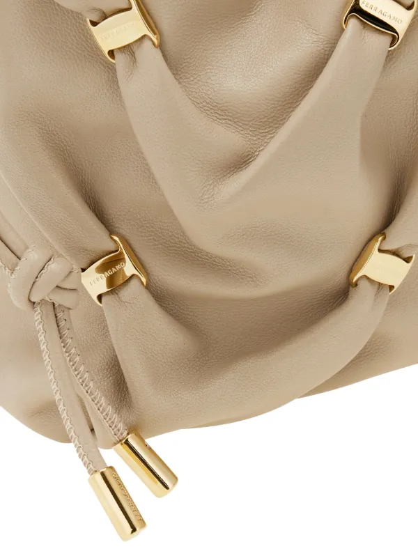 ☆FERRAGAMO☆ バケット レザー トートバッグ ショルダーバッグ Ferragamo レザー バケットバッグ | ニュートラル | FARFETCH JP