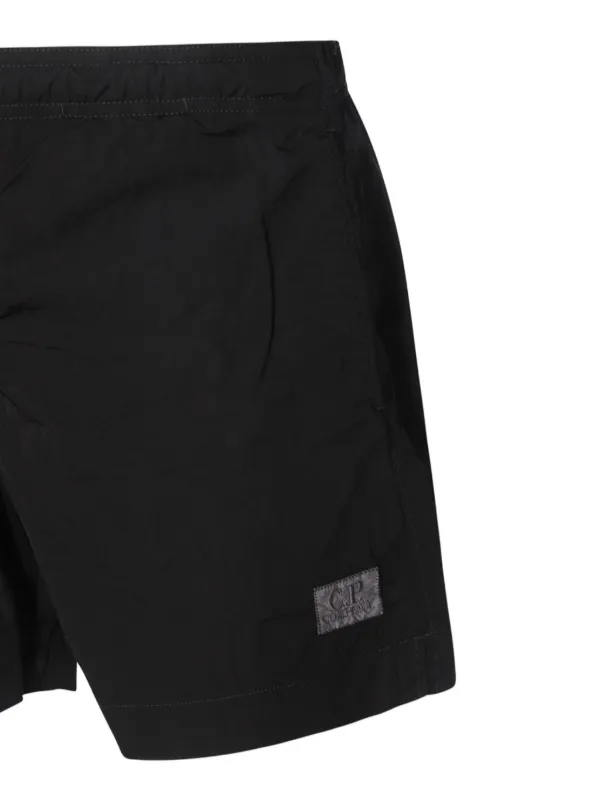 C.P. Company ロゴパッチ ショートパンツ | ブラック | FARFETCH JP
