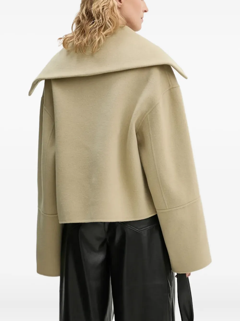 Nanushka Top met oversized kraag Beige