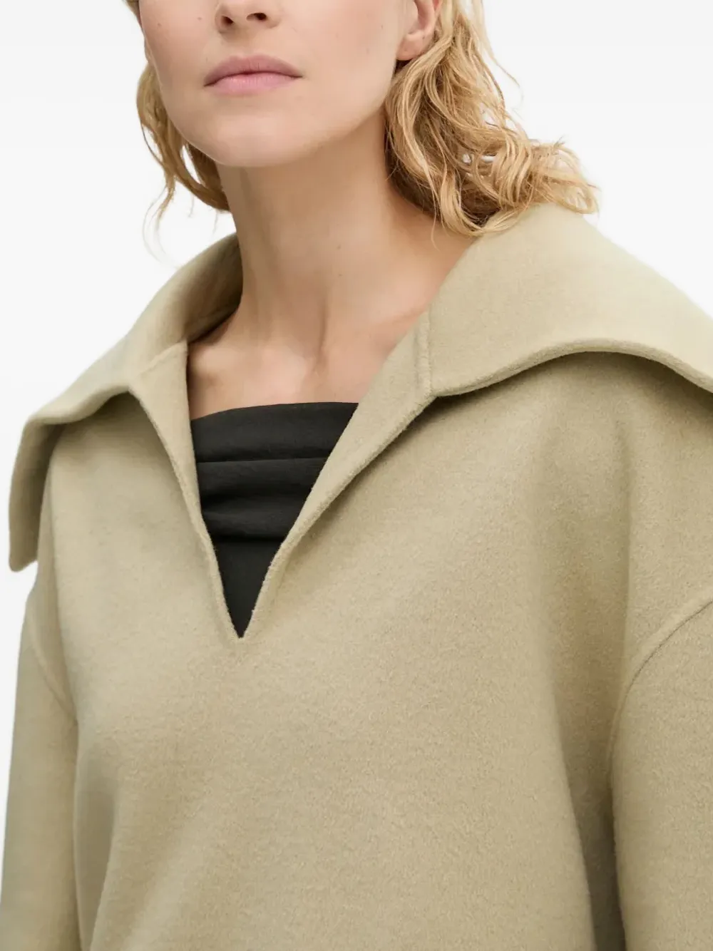 Nanushka Top met oversized kraag Beige