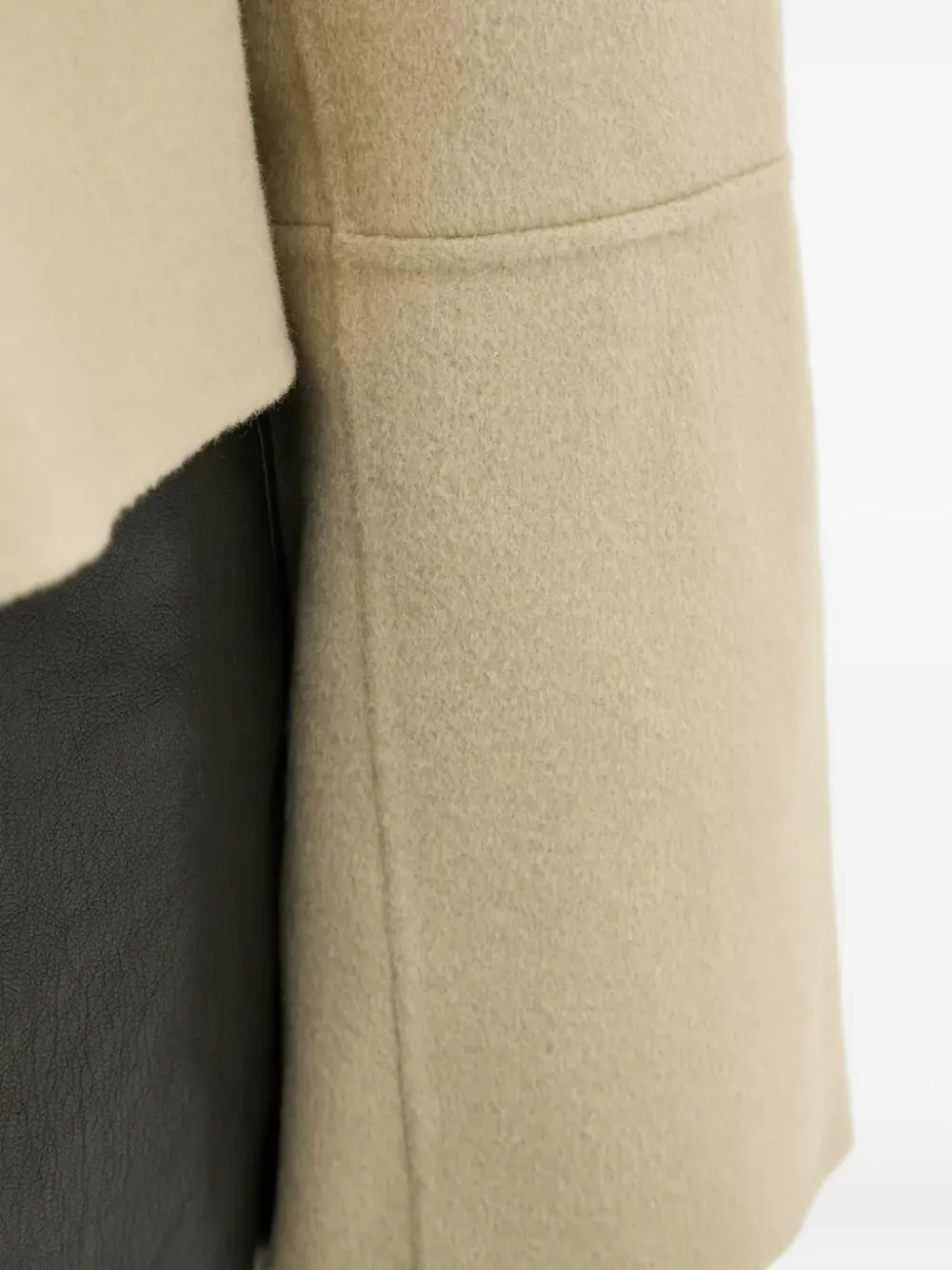 Nanushka Top met oversized kraag Beige