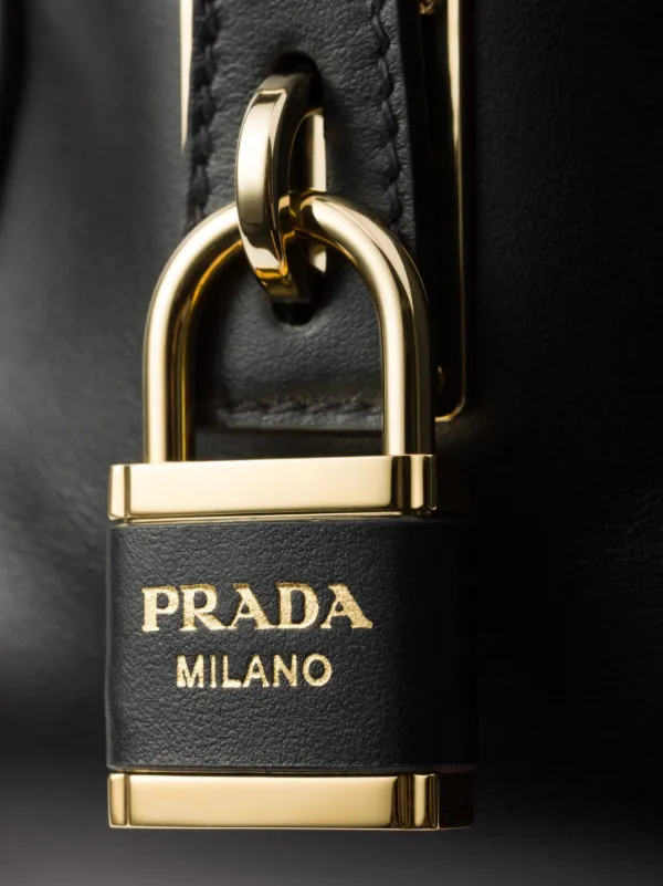 買い保障できる Black Prada Demi-lune large leather shoulder