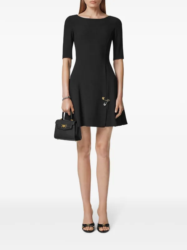【VERSACE】安全ピン付きサテンのミニドレス Versace セーフティピン サテンミニドレス | ブラック | FARFETCH JP