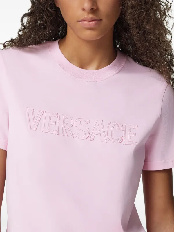 【関税込み】Versace ピンク オールオーバーロゴ Tシャツ Versace logo-embroidered Fringed T-shirt | Pink | FARFETCH IN