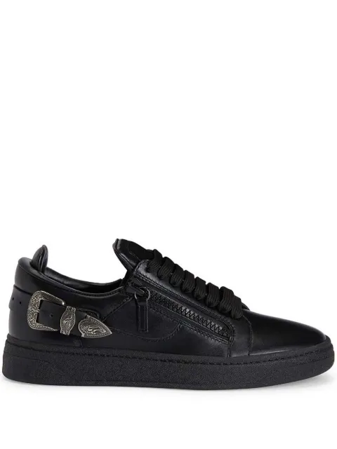 Giuseppe Zanotti tenis con agujetas