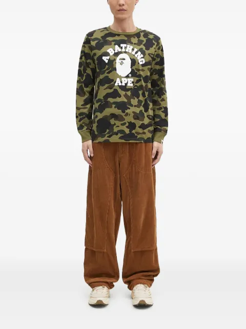 A BATHING APE® تيشيرت بأكمام طويلة وشعار وطبعة كاموفلاج