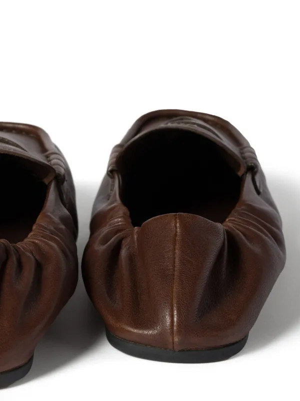 Miu Miu エンボスロゴ ローファー | ブラウン | FARFETCH JP