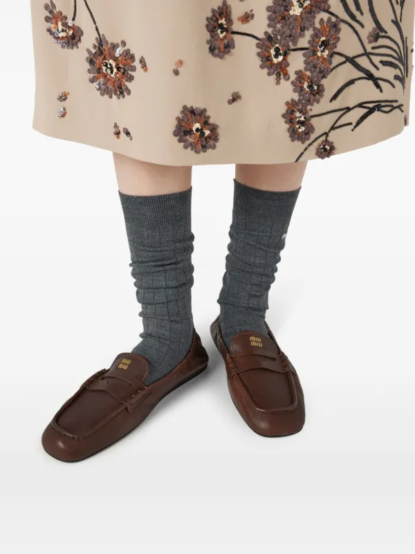 Miu Miu エンボスロゴ ローファー | ブラウン | FARFETCH JP