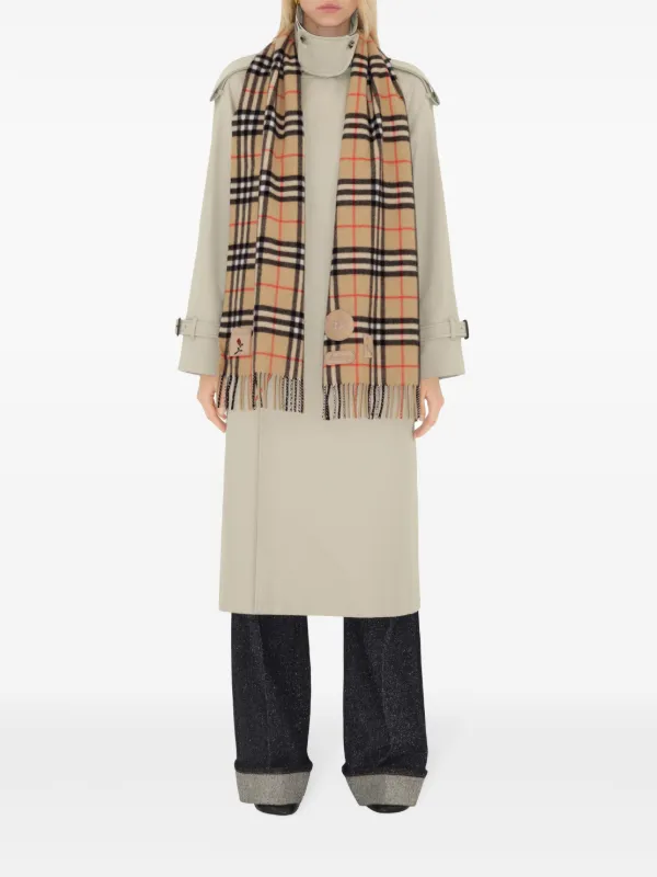 【送料&関税込】Burberry Vintage Check Beige Scarf - Unisex Burberry Badge Vintage Check Scarf | Neutrals | FARFETCH