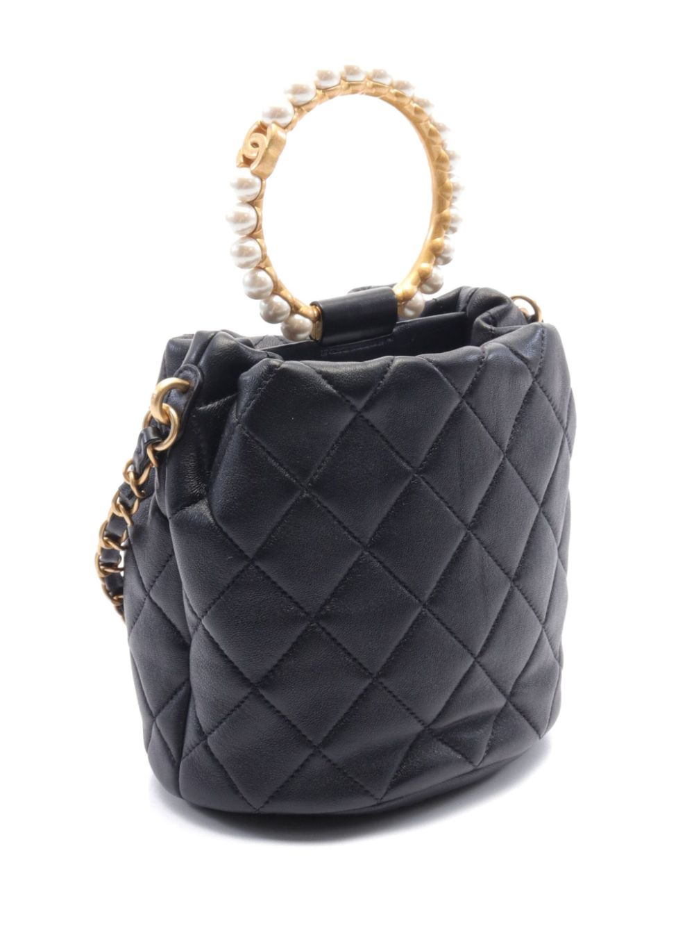 CHANEL Pre-Owned 2021 diamond-quilted bucket bag - Zwart