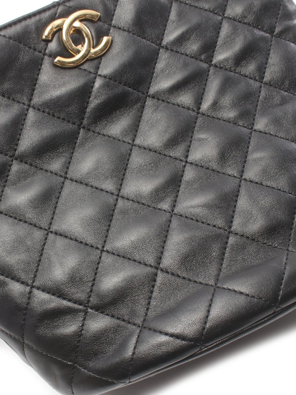 CHANEL Pre-Owned 2021 diamond-quilted bucket bag WOMEN