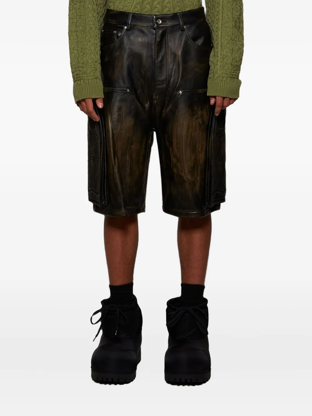 Who Decides War Gerafelde leren cargo shorts Zwart