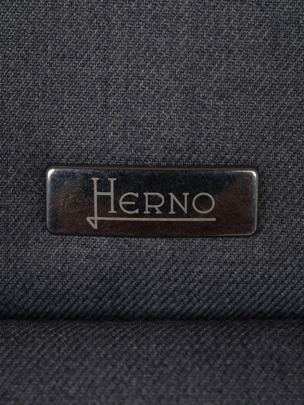 Herno Jas met enkele rij knopen en hoge hals Grijs