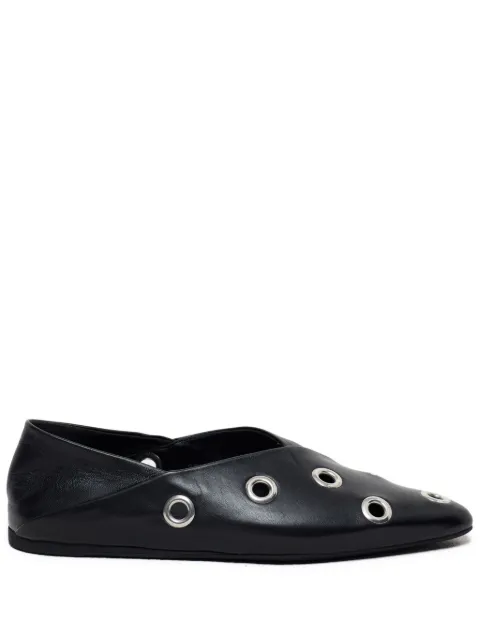 Closed flats con apliques