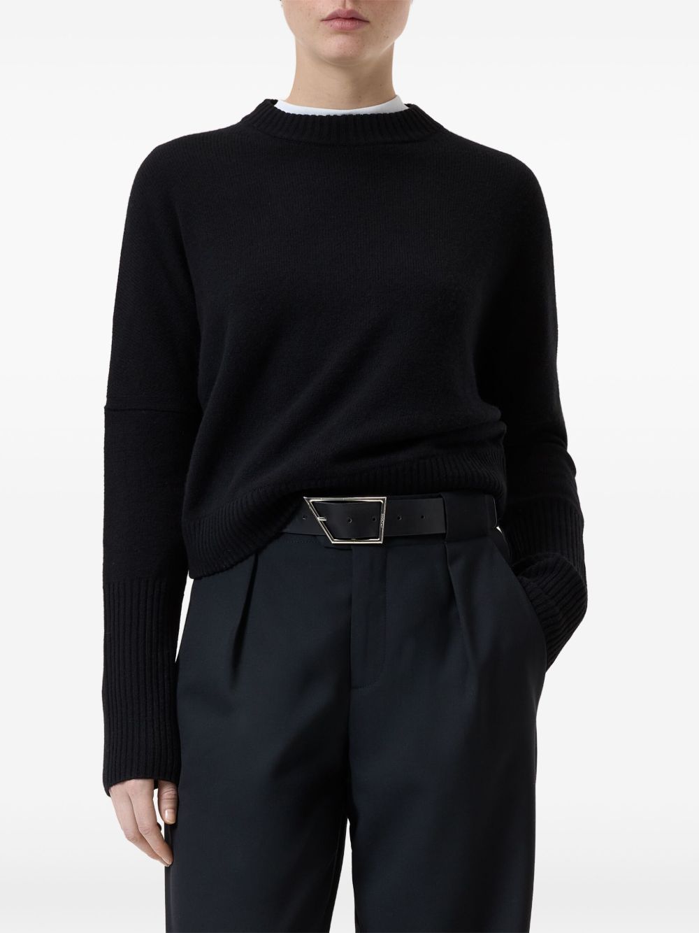 Closed crew-neck cropped sweater - Zwart