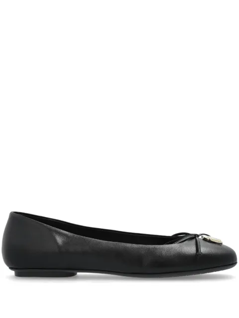 Furla flats con placa del logo