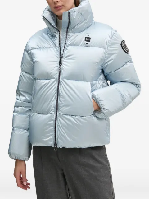 Blauer chamarra capitonada con parche del logo