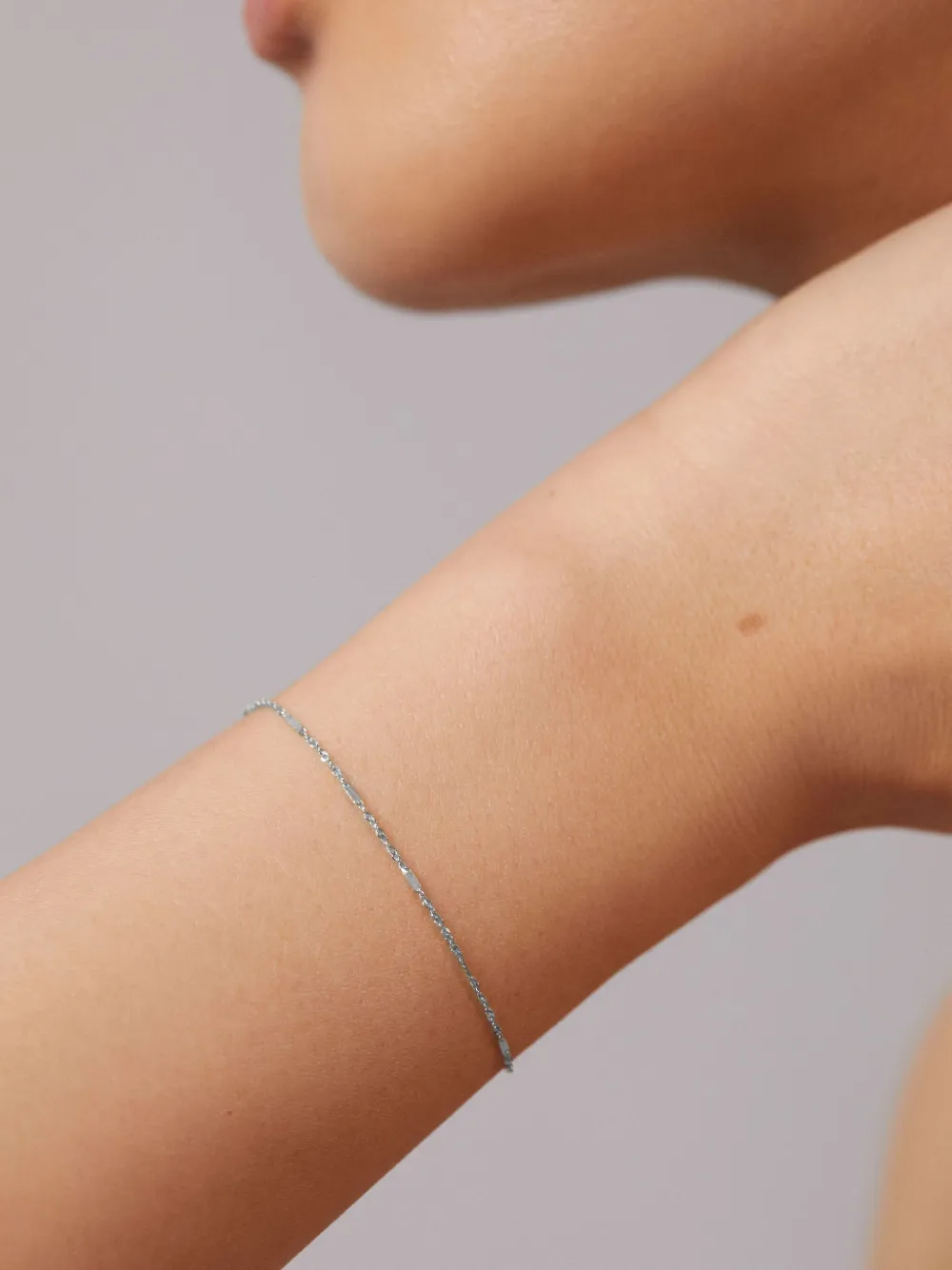 Monica Vinader pulsera Shimmer en oro blanco de 14K | Joyas de lujo | Image 2