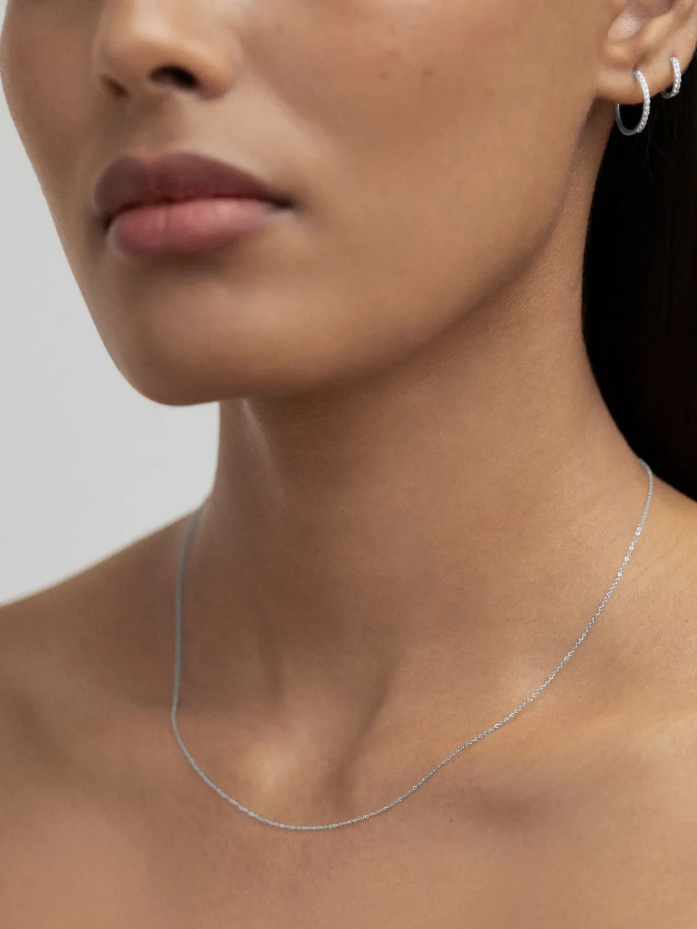 Monica Vinader collar de cadena Super Fine en oro blanco de 14kt | Joyas de lujo | Image 2