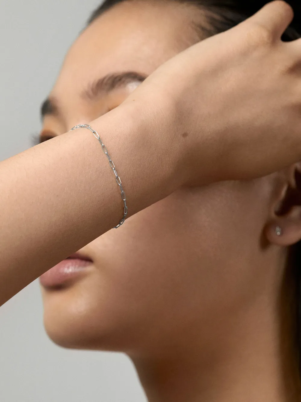 Monica Vinader pulsera Paperclip en oro blanco de 14kt | Joyas de lujo | Image 2