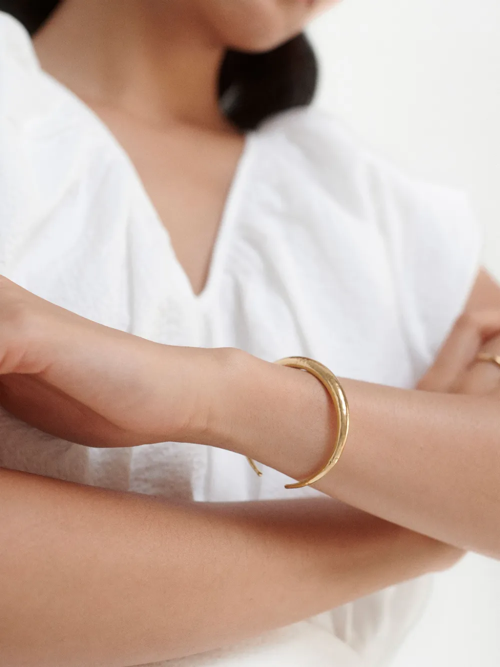 Monica Vinader Deia Cuff Bracelet In ゴールドトーン