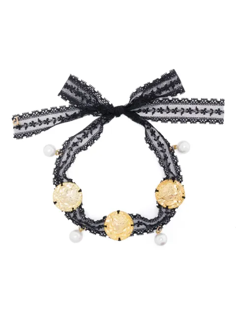Parlor collar con aplique de moneda