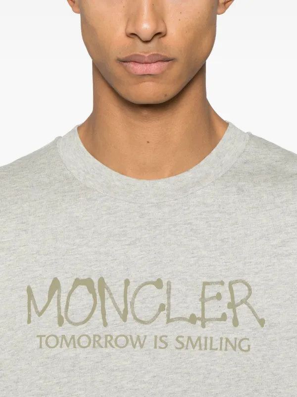 Moncler グラフィティロゴ ロングTシャツ | グレー | FARFETCH JP