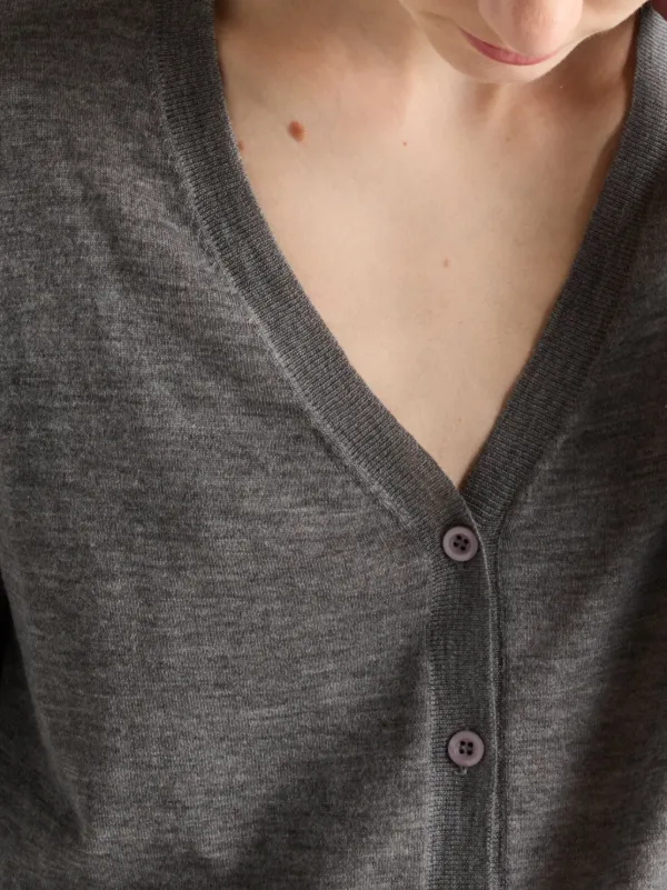 PRADA グレー Vネックカーディガンオーバーサイズ48 グレーのニットといえば【プラダ｜PRADA】の「名色」Vネック