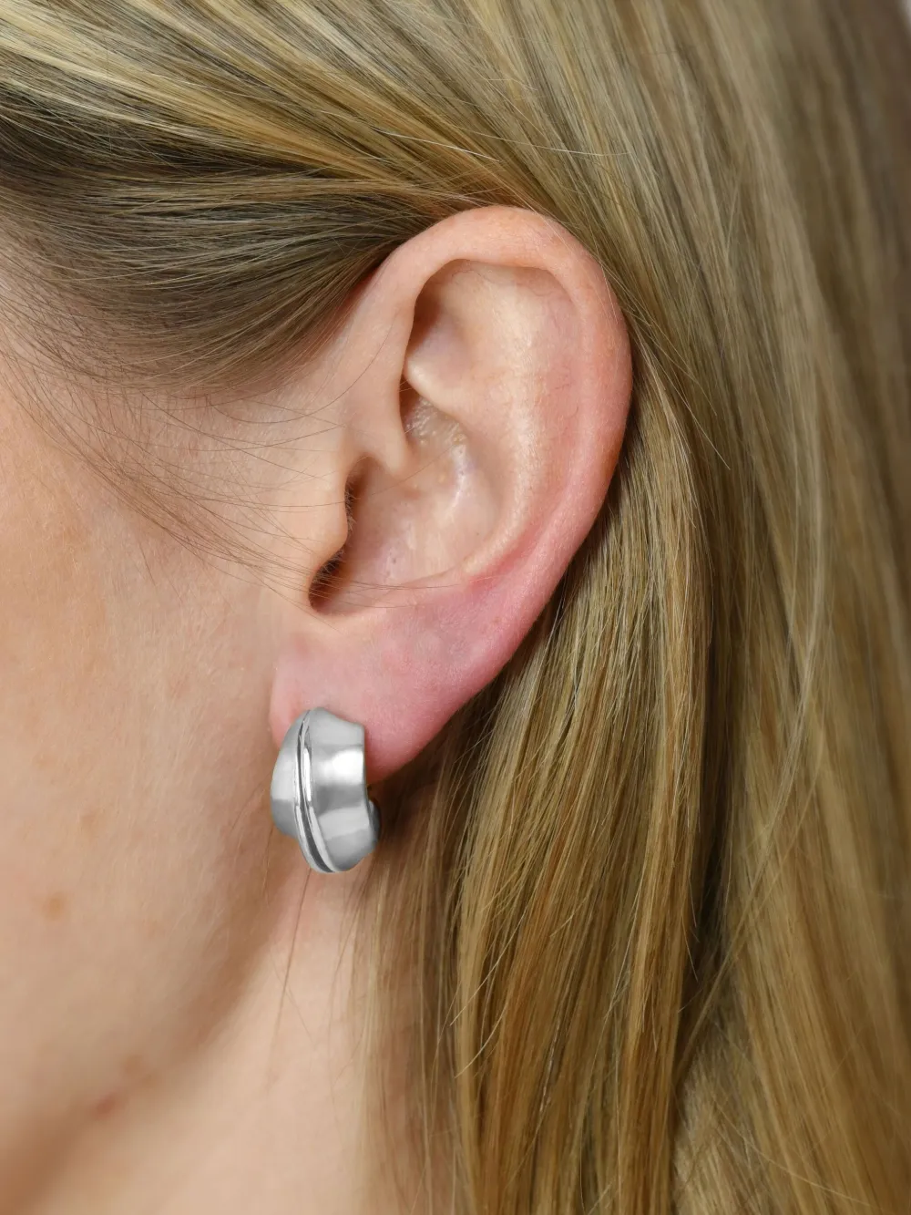 18kt White Gold Spira Hoop Earrings