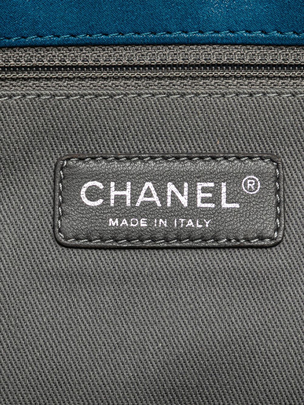 CHANEL Pre-Owned 2010-2011 Iridescent Calfskin East West Glint Flap shoulder bag WOMEN