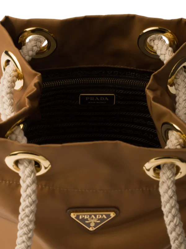 Prada プラダ トライアングルロゴ バケットバッグ Prada トライアングルロゴ バケットバッグ | ブラウン | FARFETCH JP