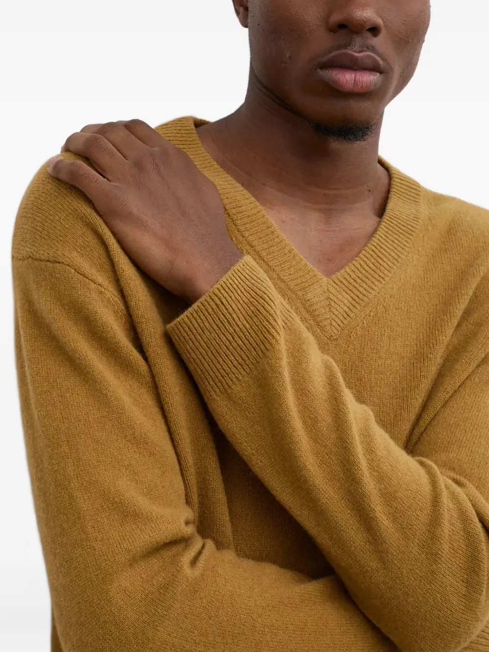 A.P.C. Trui met V-hals Bruin