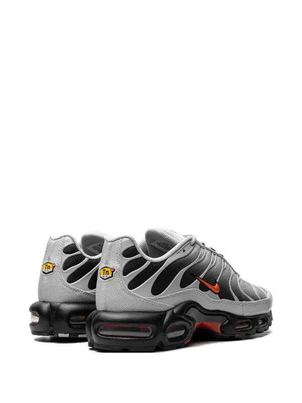 Nike Air Max Plus “Wolf Grey Picante Red” スニーカー