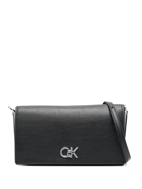 Calvin Klein شنطة كروس ببروش شعار الماركة