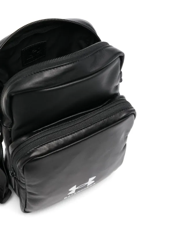 BALENCIAGA x Under Armour ロゴ レザー クロスボディバッグ BALENCIAGA x Under Armour ロゴ レザー クロスボディバッグ