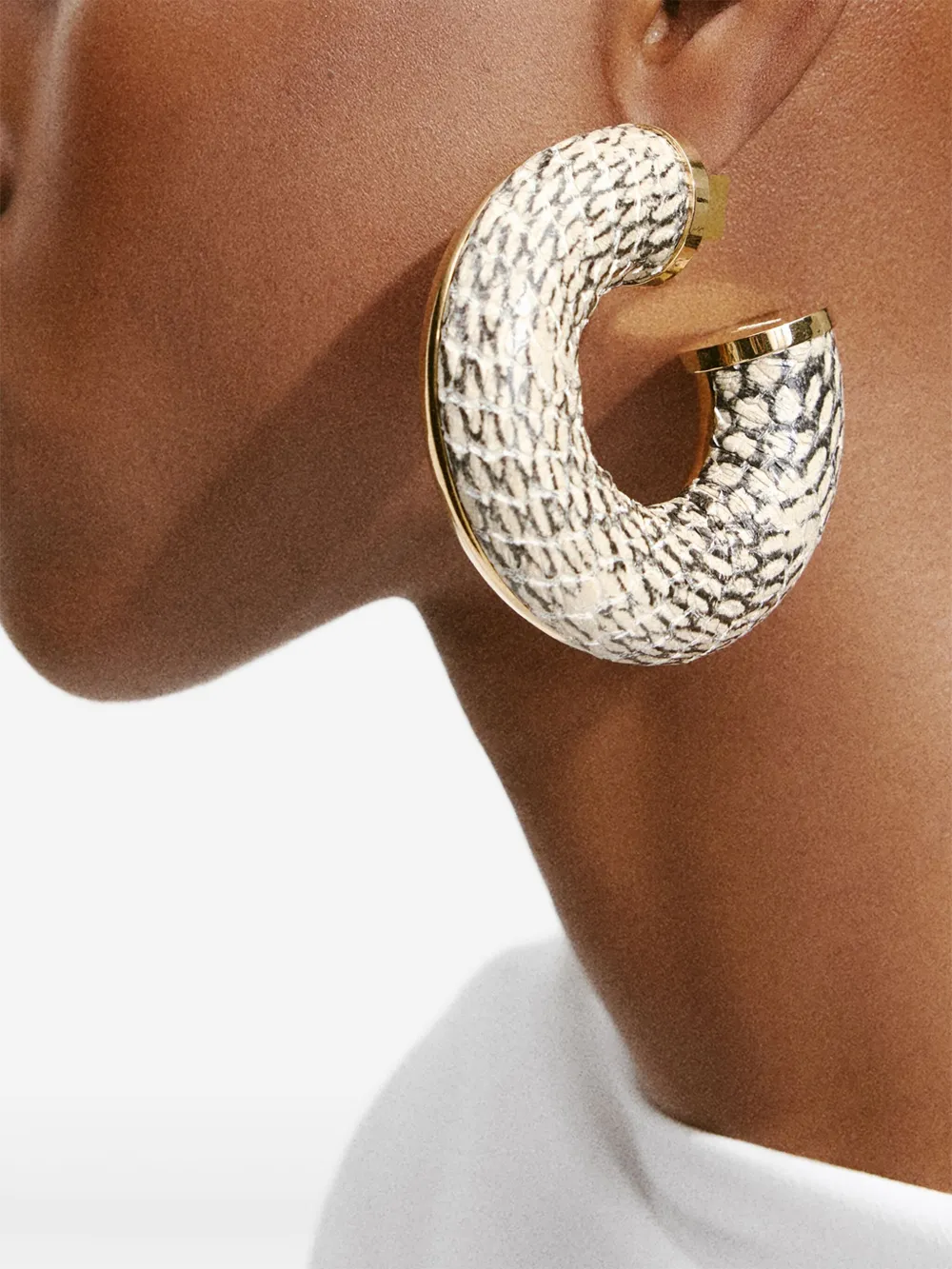 Jacquemus Oorringen met python-effect - Goud
