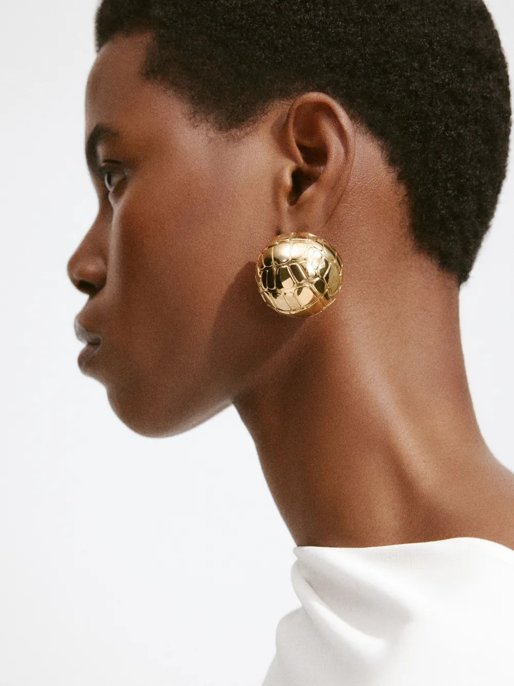 Shop Jacquemus The Salon Earrings In Gold