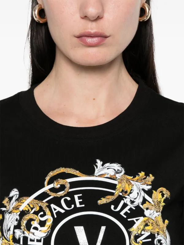 【関税込み】Versace Jeans Couture ブラック チェーン Tシャツ Institutional Logo T-Shirt | VERSACE US