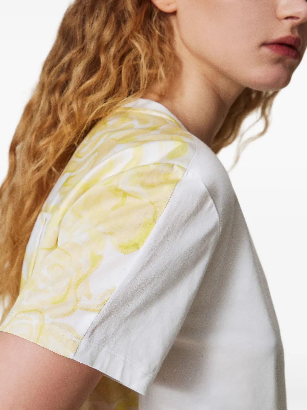 TWINSET T-shirt met vlak met patroon 12476_BIC.PAPERS YELLOW PEAR ROSES