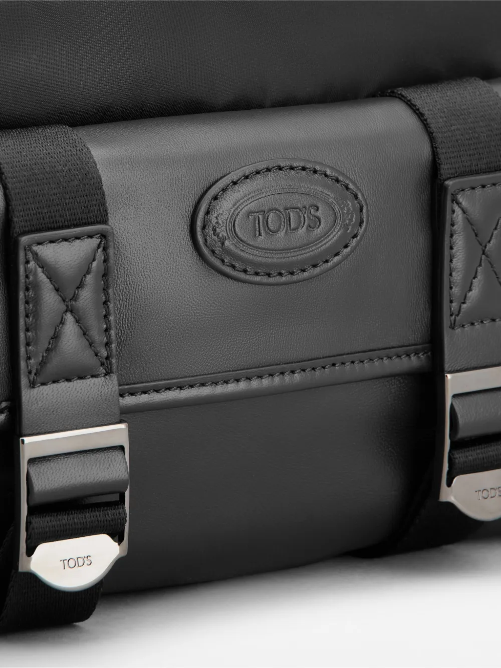 Tod's Leather Messenger Bag In Black